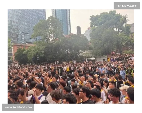 詹姆斯凌晨抵达上海虹桥 球迷热情追逐巴士迎接巨星